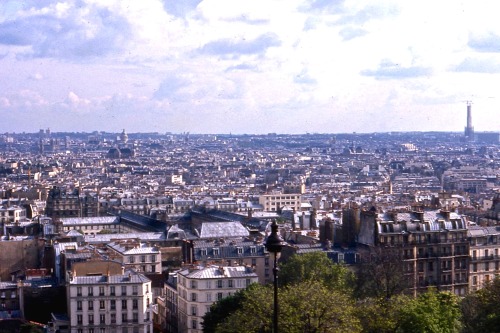 Voir vers le Sud de Sacre Coeur, Paris, 1972. Tour Montparnasse en construction.Even under construct