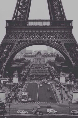 through-the-loooking-glass:  Tour eiffel.