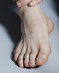 gaybarefootboy:  Actor Ryan Kwanten’s feet 