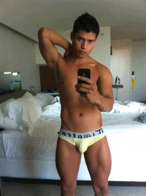instaguys:  Guys with iPhones Source: gwip.me 