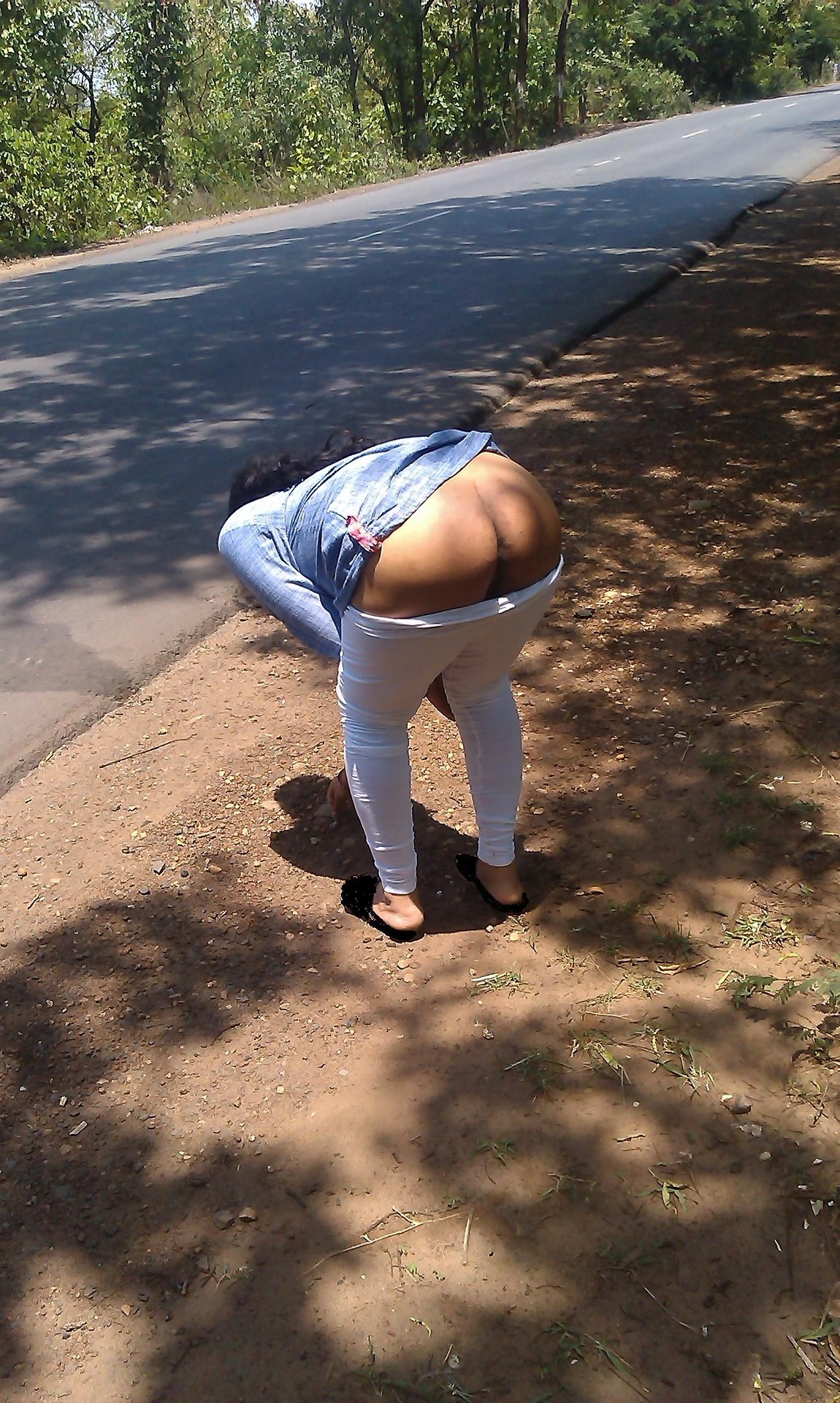 rahul-niti: exhibitionistdesidaring:  This bitch flashing her butt on Highway needs