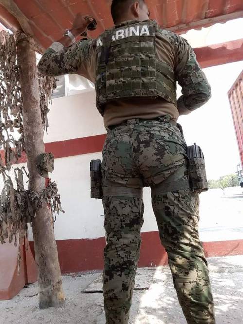 cachaquitoshot:Lindo trasero de milico mexicano