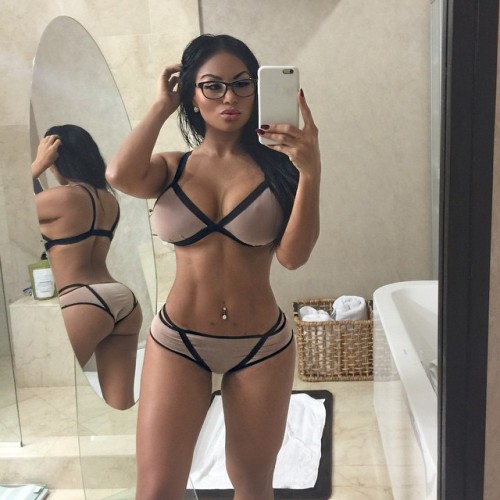bombshellbootys:  Dolly Castro porn pictures