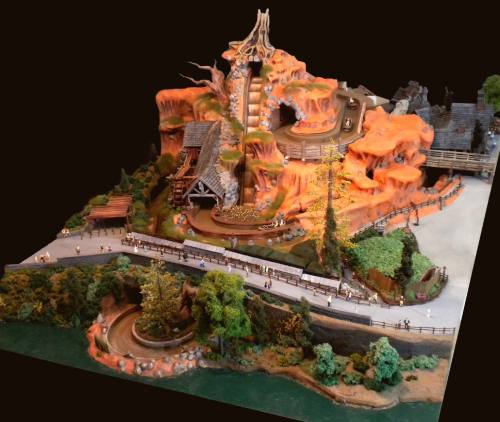 gameraboy:Via Imagineering Disney:This AMAZING working 1/87th scale model of Disneyland’s Splash