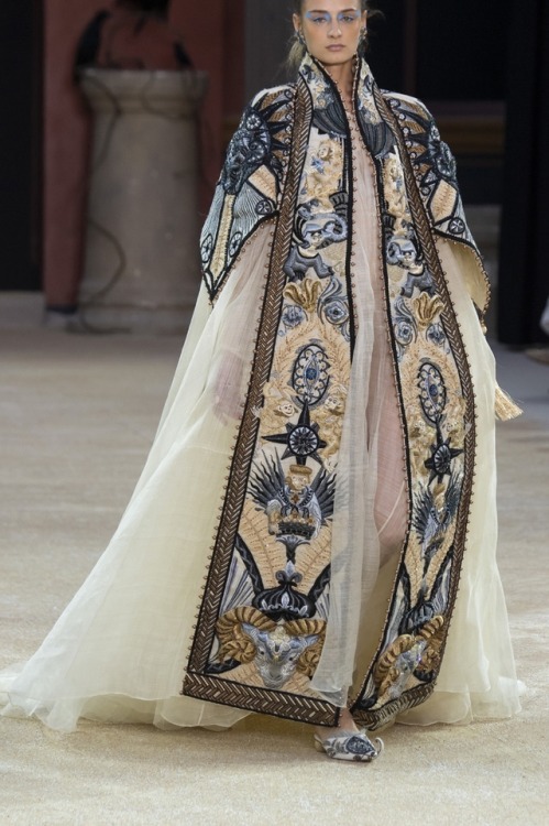 attackoftheclothes: Padmé Amidala presenting a motion to the Senate ~ while hiding her pregna