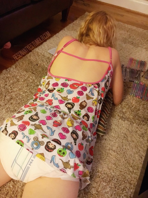 babysparkleberry:  resonantyes:  Cuteness coloring.  I actually need this dress!!