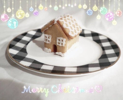 Merry Christmas eve! I was able to decorate a few cookies with some friends a bit ago, and I’m so happy with this mini cookie house I made.
.
.
.
#cookies #christmascookies #gingerbreadhouse #winterbaking...