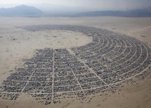 weswegen:  An aerial view of the Burning Man 2013 arts and music festival is seen in the Black Rock 
