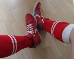 rugbysocklad:  Loving the sneaker-footy-sock