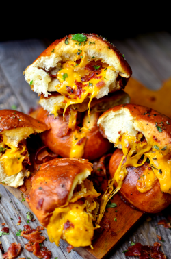 foodiepalooza:  Cheddar Bacon Stuffed Pretzel Buns