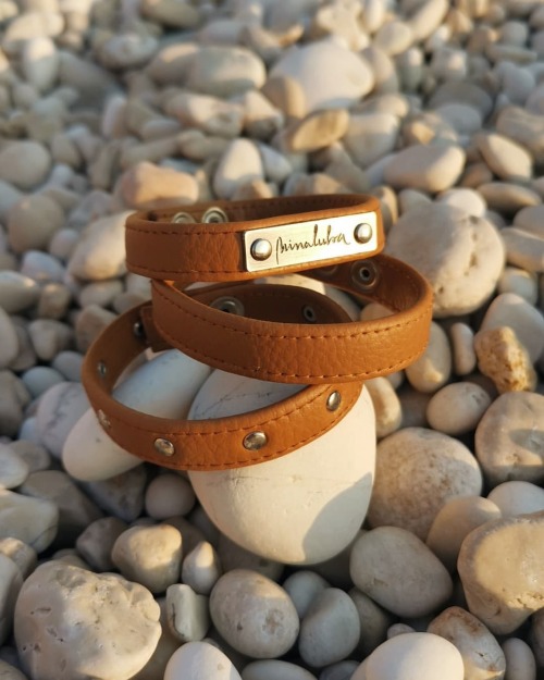 Sunkissed ☀️ / Bracelets &ldquo;3 is a Charm&rdquo; in Cognac Visage faux leather / #ninalubasummeri