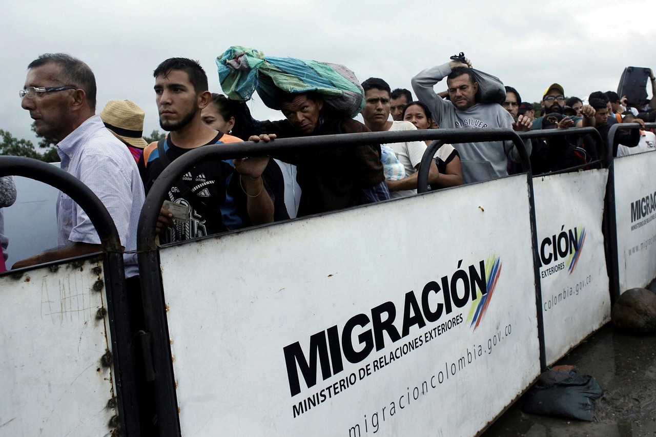 VENEZUELA. Un policía colombiano inspecciona la carne confiscada en un vehículo durante una operación militar en la frontera. Miles de personas para intentar cruzar de Venezuela a Colombia a través del puente internacional Simón Bolívar en Cúcuta. Si...