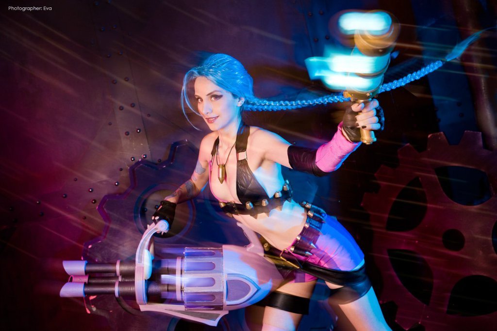 league-of-legends-sexy-girls:  Jinx Cosplay 