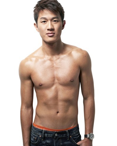 pozkix:  I like guys who wear jeans that is able to expose the spandex of the brief