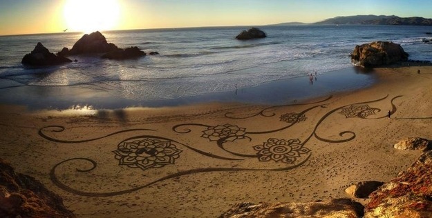 killermuffins89:  innocenttmaan:  Andres Amador is an artist who uses the beach as