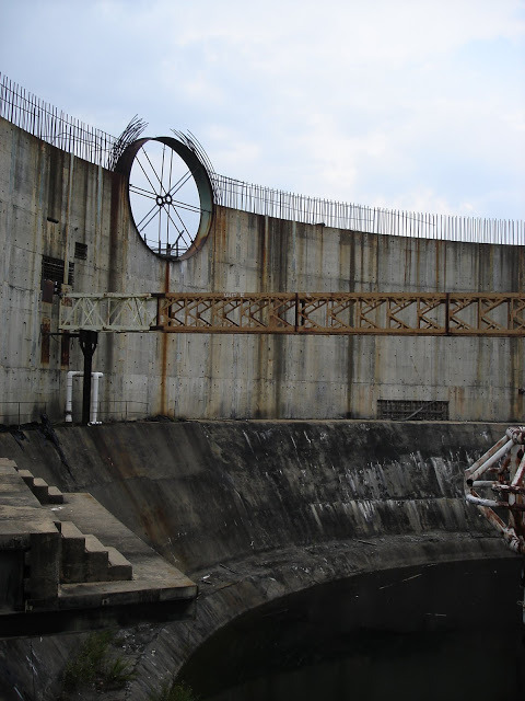 architectureofdoom:The Cherokee Nuclear Power Plant is an uncompleted energy project outside Gaffney, South Carolina. In the early 1970s, Duke Power started construction on a three-reactor nuclear power plant  at the site. However, the project stalled