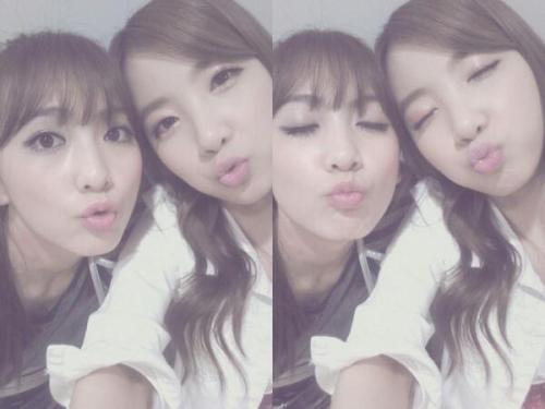 Kang Ji Young (Kara) and JiSook (Rainbow) - Selca