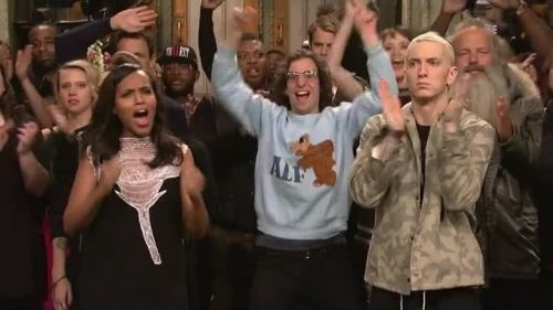 obtoee662704:Kyle Mooney rocking an ALF sweater between Kerry Washington &amp; Eminem :)