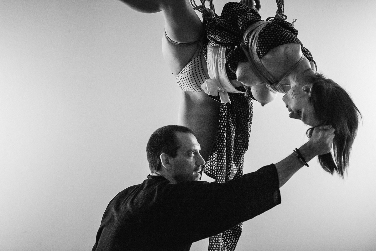 kinbakuluxuria:  Performing in Udine. Model Redsabbath, rigger Wildties​, Image