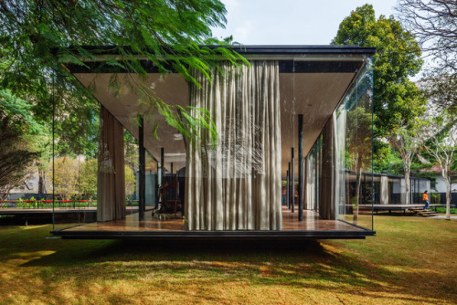 C.J. House by Andrade Morettin Arquitetos AssociadosTimber, steel and glass, strengthens the lightne