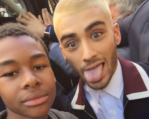 ziamandis: Zayn with fans in Paris Yaaaassss Daddy. Slay them all.Stunt on these hoes.