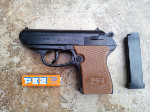 cerebralzero:fmj556x45:Ppk pez dispenser.This is has a striking resemblance to my TP-22AWESOME