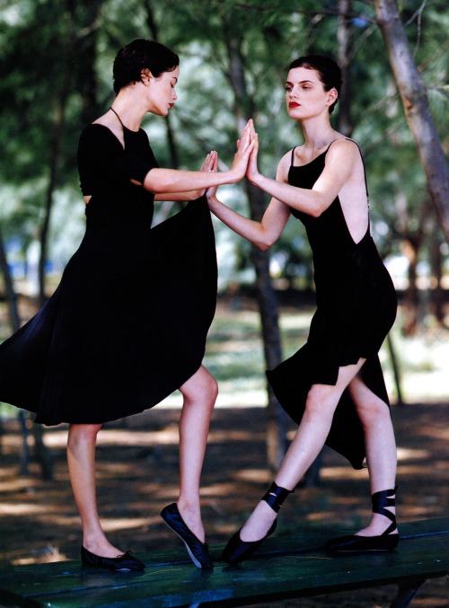 a-state-of-bliss: Vogue US Feb 1997 - Carolyn Murphy & Guinevere Van Seenus by Bruce Weber