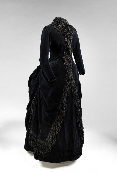 Walking ensemble ca. 1885From the Metropolitan Museum of Art