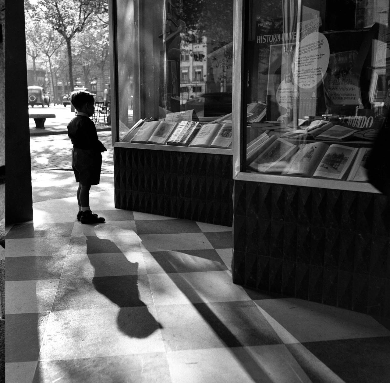 Francesc Català-Roca
Escaparate con niño, Barcelona, 1953