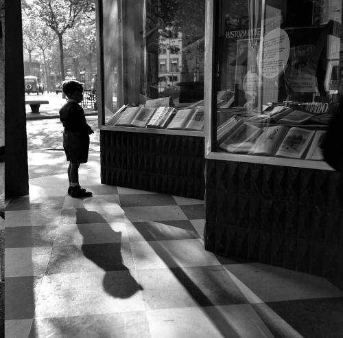 tytusjaneta:luzfosca:Francesc Català-RocaEscaparate con niño, Barcelona, 1953Thanks to luzfosca