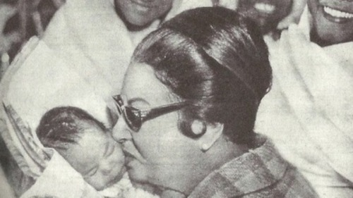 old-arabic-art: Egyptian diva Umm Kulthum kissing a baby girl.