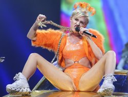 pornwhoresandcelebsluts:  Miley Cyrus shows a little *too* much live in concert. It was bound to happen eventually!