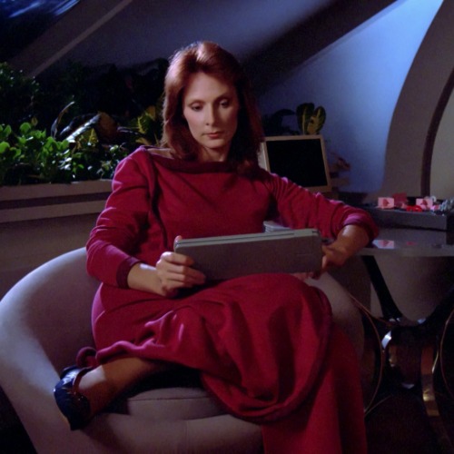 redskirtsgreenladies: TNG: “Lonely Among Us”: Bev is off duty. &lsquo;The Snuggie wa