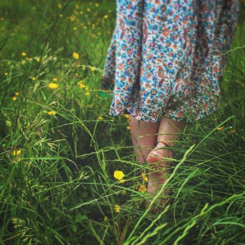 sunfl0wer-spirit:  🌿 • barefoot wanderer • 🌿 #me #barefoot #nature #grass #flowers #buttercups #summer #photography #hippie #hippy #boho #bohemian  instagram: wisteria_spirit 🌻 