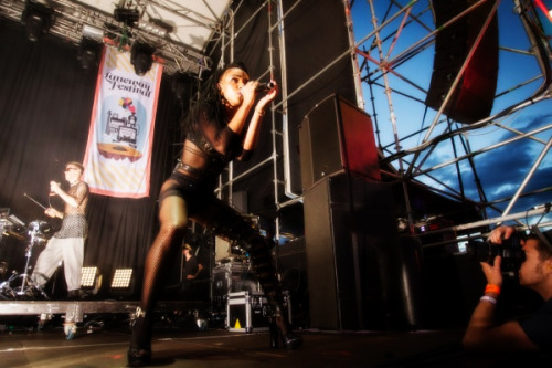 luvtahliahcom:  10x Photos of FKA twigs in Auckland, New Zealand at Laneway Festival January 26th. Make sure to follow @DailyFKA on twitter. I upload on there first everyday. 
