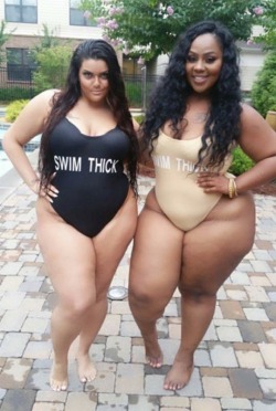 bigbuttsthickhipsnthighs:  Perfect for a 3some