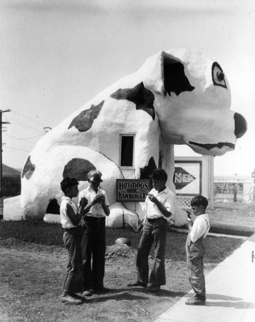 paulftompkins:  archiemcphee:  If only we had a time machine, then the next Geyser of Awesome Field Trip would be travel back in time to Los Angeles to visit these amazing roadside attraction restaurants shaped like giant food, animals, and housewares.