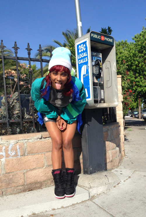 robynhoodscloset:  Daily Streetwalker……..not really but kinda. I don’t have a car at the present so I’m using my two feet. Gotta still keep it cute on the street. So here’s some iPhone pics of my street style : ) Thrifted Edie Sedgwick Skirt