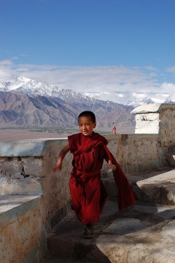 tatsulok:  Monk and Mountains by emilie.richer on Flickr