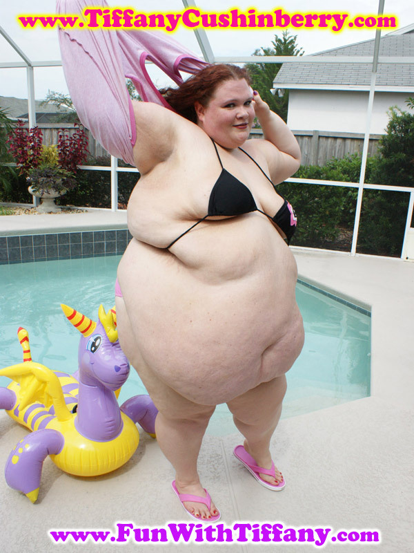 tiffanycushinberry: Stripping down to get in the pool… My Clip Store: www.FunWithTiffany.com