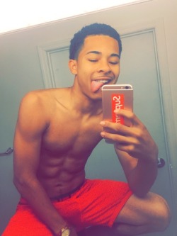 ayodave:  ayodave:  Thirst trap of the day😋💦