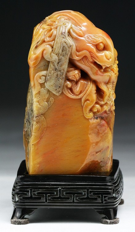 virtual-artifacts:A Fine Chinese Antique Shoushan Soapstone Seal: presented on a wood standDimension