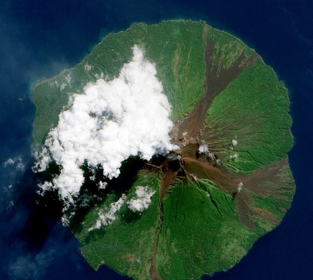 sixpenceee:Pictures of Volcanic eruptions taken from space. Source: TelegraphFor