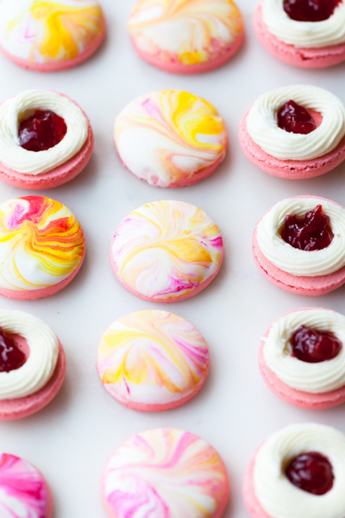 sweetoothgirl: Marble Macarons with Earl Grey Buttercream and Pink Lemonade Filling  Reblogging Toda