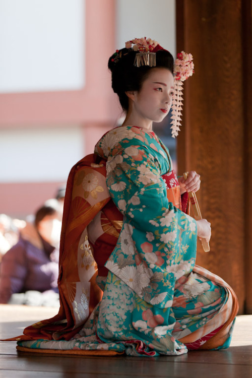 kamishichiken: Maiko Umesaya performing at the Kitano Tenmangu shrine for Setsubun 2011 (source).