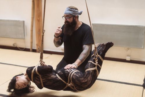 strictly-dirtyvonp: Me making suffering @ryoukosmkink during one of my workshop on lacing and torsio