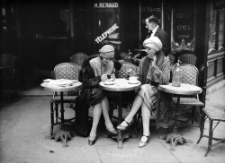 alwaysbevintage:Ladies enjoying coffee photographed