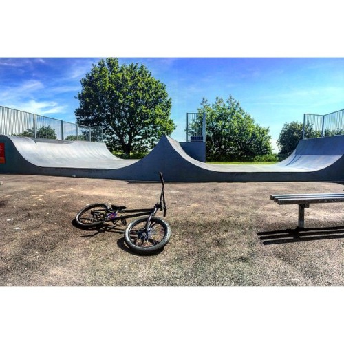 livelifefortheride: Glorious day for a local sesh #bmx #bmxlife #sun #summer #goodtimes