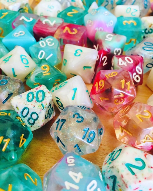 here’s a cute candy/jawbreaker palette to brighten up your Tuesday!!!Dice IDs:Chessex Nebula W