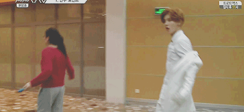 exoxoolf:  Luhan please, leave that poor innocent woman alone, she don’t care ‘bout the Overdose choreo 